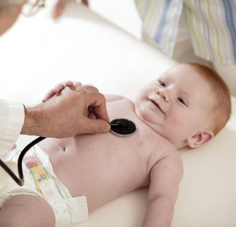 ein Baby wird mit einem Stethoskop abgehört