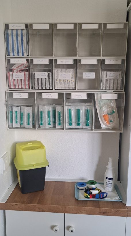 Ein Magazinschrank mit allerlei Spritzen und Injektionsmaterial